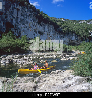 Junges Paar Kanufahren auf Ardèche Fluss Gorges de l'Ardèche Frankreich Stockfoto