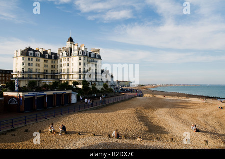 Vereinigtes Königreich, ENGLAND, 25. Juli 2008. Ein Blick auf das Meer in Eastbourne auf der Küste von East Sussex in der späten Abendsonne. Stockfoto