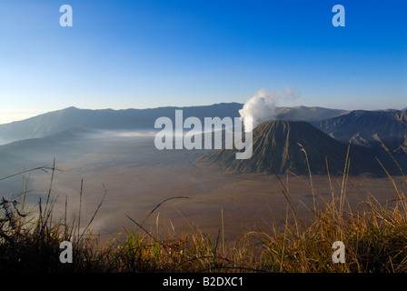 Gunung Bromo Vulkan Bromo mit Sandmeer, bei Sonnenaufgang, PROBOLINGGO, BROMO TENGGER SEMERU Nationalpark, JAVA, Indonesien Stockfoto