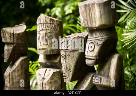 Karibik Dominikanische Republik Manati Park Punta Cana geschnitzte hölzerne Statuen aus der indigenen Kultur der Ureinwohner Stockfoto