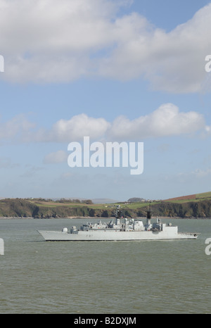 Royal Navy Schiff in Plymouth Harbour England Dies ist HMS Chatham Wimpel Anzahl F87 ist eine Art 22 Batch 3 Fregatte Stockfoto