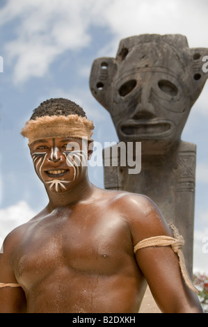 Karibik Dominikanische Republik Manati Park Punta Cana Mann Porträt mit Holzstatue lächelnd über native Naturvolk Stockfoto