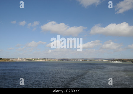 Plymouth Harbour und Ton England aus heraus zum Meer mit Royal Navy Schiff HMS Chatham Wimpel Anzahl F87 auf der rechten Seite Stockfoto