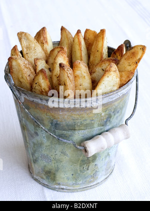 Eine Schüssel mit Pommes Frites. Stockfoto