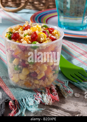 Couscous-Salat in einem Picknick Container redaktionelle Lebensmittel Stockfoto