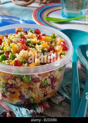 Couscous-Salat in einem Picknick Container redaktionelle Lebensmittel Stockfoto