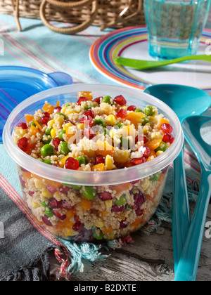 Couscous-Salat in einem Picknick Container redaktionelle Lebensmittel Stockfoto