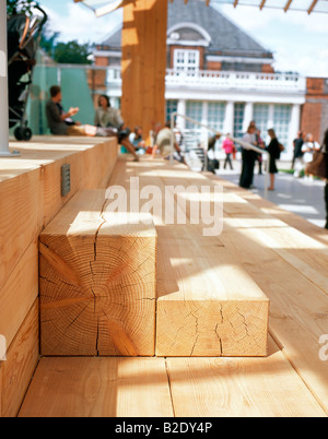 Detail des Holzes für Sitzplätze, Serpentine Gallery Pavillon 2008 London UK Architekt Frank Gehry Stockfoto