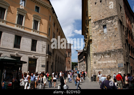 Straßenszene aus Piazza Salimbeni Siena Toskana Italien Südeuropa Stockfoto