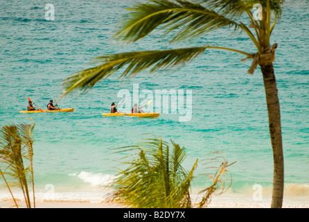 Karibik Dominikanische Republik Barcelo Punta Cana, die all-inclusive-Resort Doppelzimmer Meer mit Kajaks paddeln und Palmen Paare Stockfoto