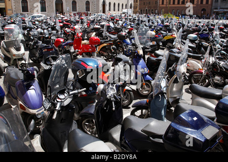 Vespa Roller und Motorräder geparkt in Piazza Giacomo Matteotti Siena Toskana Italien Südeuropa Stockfoto