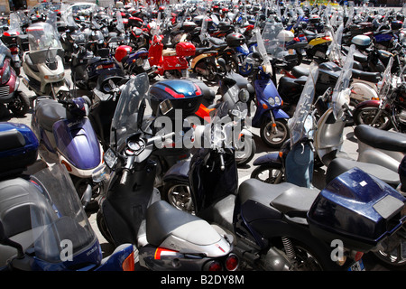 Vespa Roller und Motorräder geparkt in Piazza Giacomo Matteotti Siena Toskana Italien Südeuropa Stockfoto