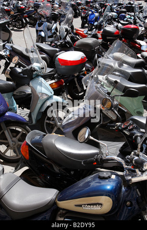 Vespa Roller und Motorräder geparkt in Piazza Giacomo Matteotti Siena Toskana Italien Südeuropa Stockfoto