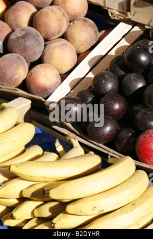 Auswahl der Früchte für den Verkauf auf Marktstand in Sonne Stockfoto