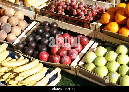 Auswahl der Früchte für den Verkauf auf Marktstand in Sonne Stockfoto