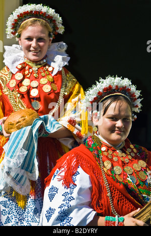 Mädchen in der kroatischen Tracht mit Dukaten auf die Kleidung und Kopfbedeckung Stockfoto