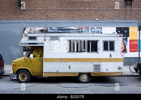 Ein Wohnmobil geparkt in einer New-York-City-Straße Stockfoto