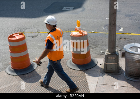 Ein Mann geht durch eine Baustelle in der Nähe von Ground Zero in Manhattan, New York. Stockfoto