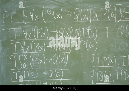 Mathematische Formeln geschrieben auf dem Schreibtisch im Klassenzimmer Stockfoto