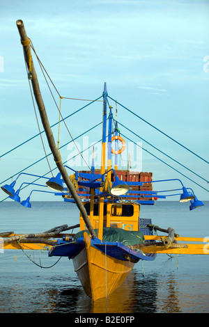 Ein Fischerboot an der Mansalay Bay im Mansalay, Oriental Mindoro, Philippinen. Stockfoto