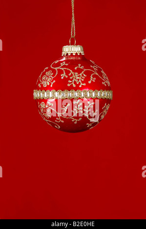 Red Ball Christbaumkugel mit rotem Hintergrund Stockfoto