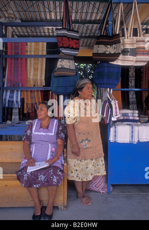 2, 2, Mexikaner, Mexikanisch mexikanische Frauen, Frauen, Frauen, Anbieter, Verkauf von Textilien, Markt, Santo Tomas Jalieza, Oaxaca, Mexiko Stockfoto