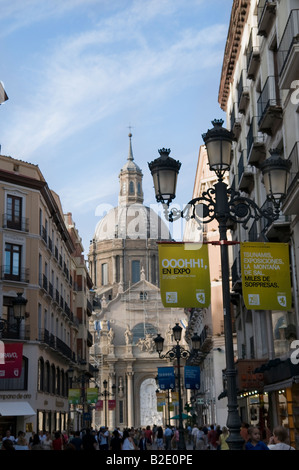 Expo 2008-Banner und "Catedral de Nuestra Señora del Pilar" Ansicht von Rey Alfonso Straße.  Zaragoza. Stockfoto