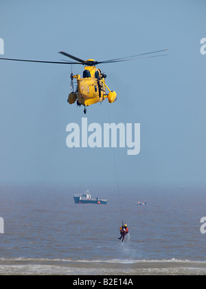 Sea King Hubschrauber und Rettungsboot rescue auf Air Display simuliert in Lowestoft air show Suffolk England Großbritannien Stockfoto