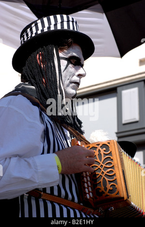 Schwein Dyke Molly Melodeon Spieler auf Warwick Folk Festival, Warwickshire, England UK Stockfoto