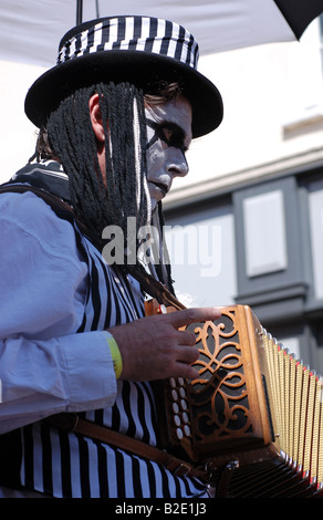 Schwein Dyke Molly Melodeon Spieler bei Warwick Folk Festival Warwickshire England UK Stockfoto