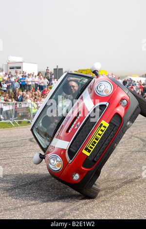 „High-Ski“, auf zwei Rädern fahrende Anzeige. Russ Swift Mini Stunt Car Trick Display Team Side Wheelie; Arbroath Seafront Spectacular, Schottland Großbritannien Stockfoto