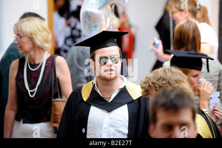 Universität von Sussex Sommer Promotionen an der Brighton Dome - Absolvent mit Sonnenbrille vor der Zeremonie. Stockfoto