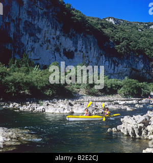 Junges Paar Kanufahren auf Ardèche Fluss Gorges de l'Ardèche Frankreich Stockfoto