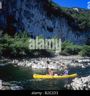 Paar, Kanufahren auf dem Fluss Ardèche Gorges de l'Ardèche Frankreich Stockfoto