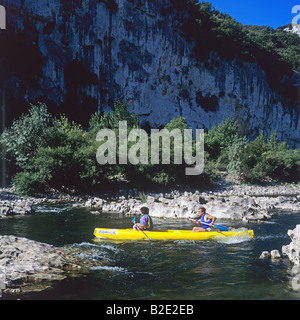 Paar, Kanufahren auf dem Fluss Ardèche Gorges de l'Ardèche Frankreich Stockfoto