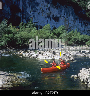 Paar, Kanufahren auf dem Fluss Ardèche Gorges de l'Ardèche Frankreich Stockfoto