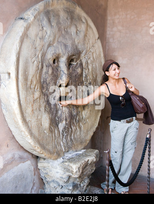 Frau mit Hand in Bocca della Verita Mouth der Wahrheit Rom Latium Italien Stockfoto