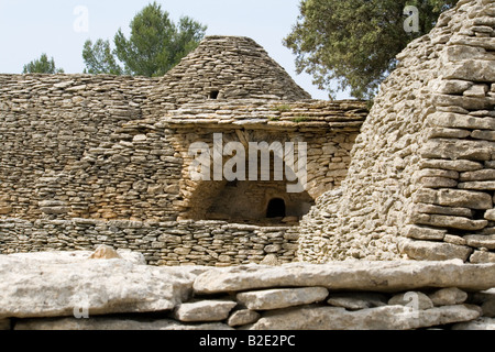 Wohnungen an der Bories-Village in der Nähe von Gordes in Provence, Frankreich und Ofen. Stockfoto