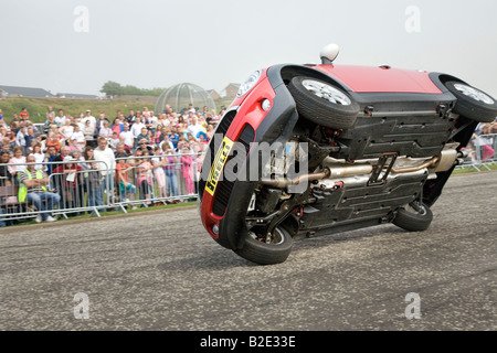 „High-Ski“, auf zwei Rädern fahrende Anzeige. Russ Swift Mini Stunt Car Trick Display Team Side Wheelie; Arbroath Seafront Spectacular, Schottland Großbritannien Stockfoto