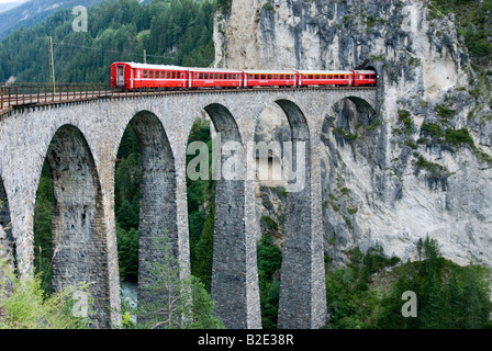 Schweiz Graubünden Filisur rote Zug der Rhätischen Eisenbahn-Gesellschaft am Viadukt in Eisenbahnraum Route Albula Bernina Stockfoto