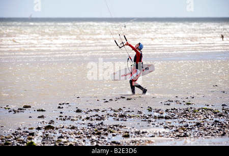 Kite-Surfer am Strand von Göring in der Nähe von Worthing zu Fuß entlang der Küste. Bild von Jim Holden. Stockfoto