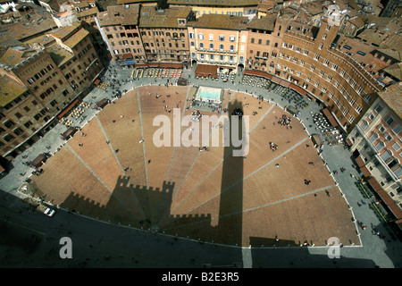 Piazza del Campo mit dem Schatten des Torre del Mangia, Siena, Toskana, Italien Stockfoto