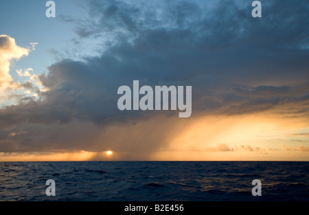 Dunkle Regenwolken bilden über das Karibische Meer in der Nähe von St. Thomas auf den Leeward-Inseln Stockfoto