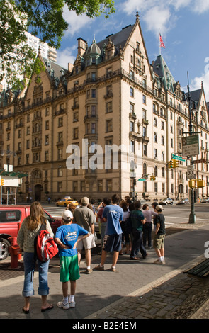 Dakota Building in New York City mit Touristen im Vordergrund Stockfoto