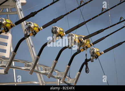 Ein Array von Angelruten in Rutenhalter auf einem Fischerboot der großen kommerziellen Charta sport Stockfoto