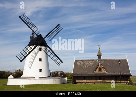 Altes Rettungsboot Bahnhofsgebäude und 19. Jahrhundert restaurierte Windmühle. Lytham St Annes Lancashire England UK Stockfoto