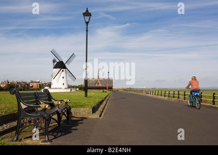 Lytham St Annes Lancashire England UK Strandpromenade und grün mit 19. Jahrhundert restaurierte Windmühle Stockfoto