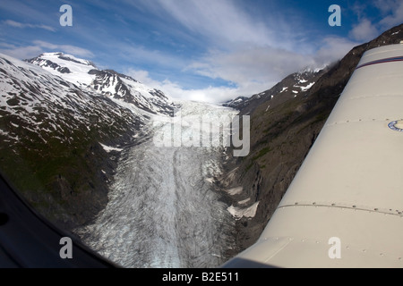 Flug, die Reise mit einem kleinen Flugzeug Flugzeug sehen, über den Knik River Valley und Knik River Glacier, Alaska, USA Stockfoto