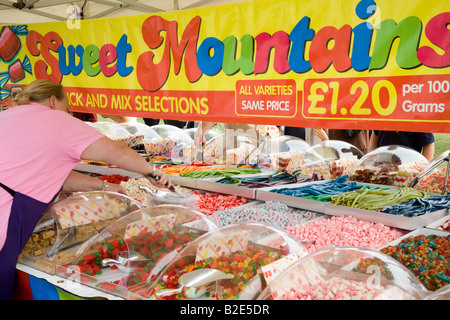 Pick n Mix Süßigkeiten, Pick and Mix Süßwaren Stand, gekocht, spritzig, Schaum, Gelee, Chewy Retro, Schokolade Süßigkeiten Arbroath Angus, Schottland Großbritannien Stockfoto