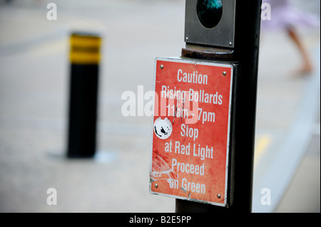 Verkehrszeichen, Verwarnung von steigenden Poller in Stratford-upon-Avon, Warwickshire. Stockfoto
